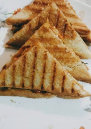 ગ્રીલ સેન્ડવીચ (Grill Sandwich Recipe In Gujarati) રેસીપી મુખ્ય ફોટો