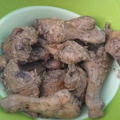 A picture of Drumsticks marinated with mayonnaise and herbs.