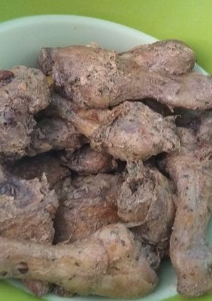 A picture of Drumsticks marinated with mayonnaise and herbs.