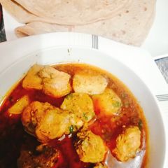 A picture of Aloo gosht.
