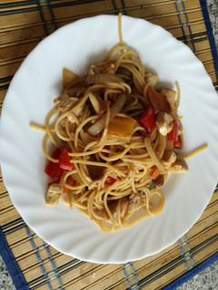 Una foto de Espaguetis con pollo y almendras