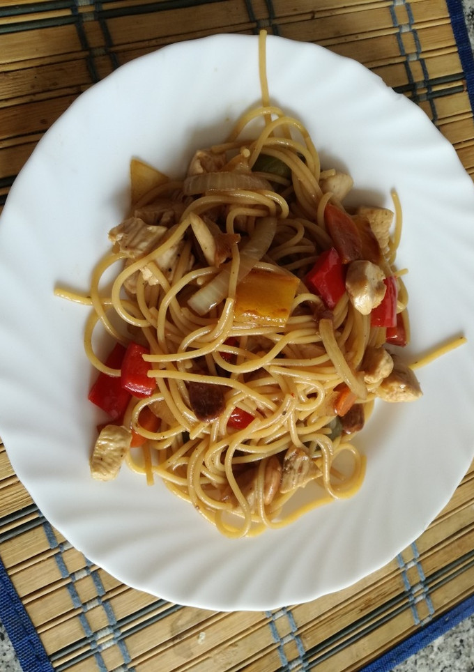 Una foto de Espaguetis con pollo y almendras