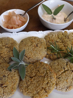 Una foto de Tortitas ovo-lacto-vegetarianas con calabaza, brécol y lentejas