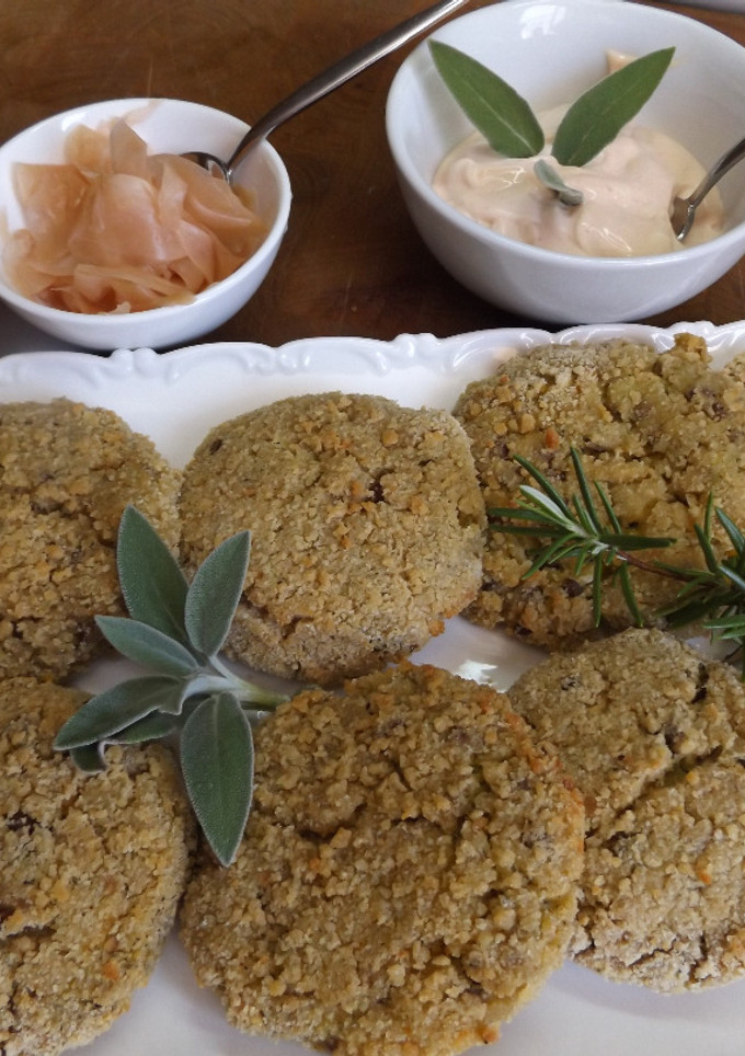 Una foto de Tortitas ovo-lacto-vegetarianas con calabaza, brécol y lentejas