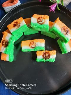तिरंगा बर्फी (Tiranga barfi recipe in Hindi) रेसिपी मुख्य फोटो
