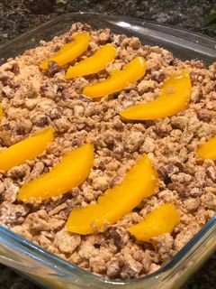 Una foto de Postre durazno y crumble