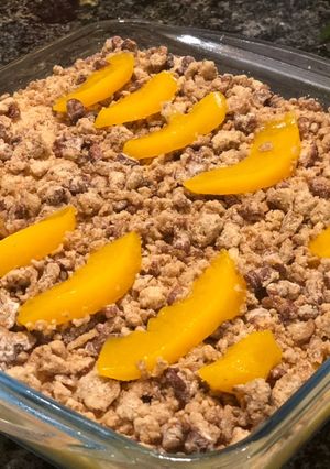 Una foto de Postre durazno y crumble