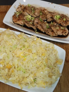 Una foto de Solomillo de cerdo con salsa agridulce y arroz salteado
