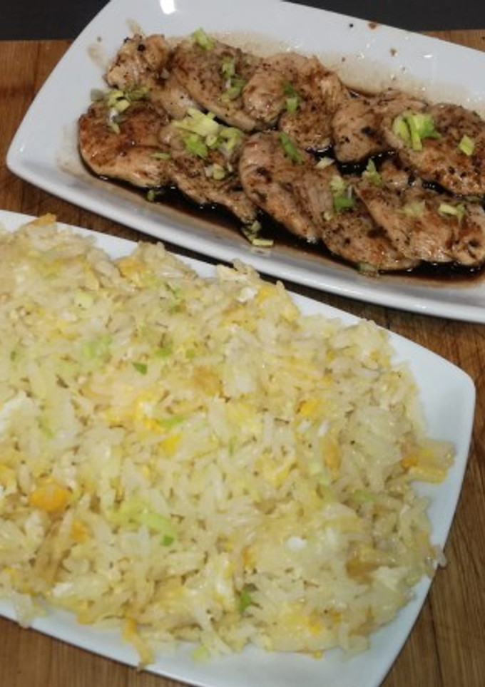 Una foto de Solomillo de cerdo con salsa agridulce y arroz salteado