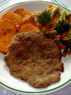 Una foto de Milanesa con camotes fritos
