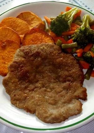 Una foto de Milanesa con camotes fritos