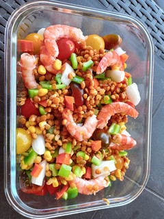 Una foto de Ensalada de lentejas y langostinos