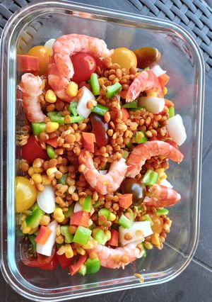 Una foto de Ensalada de lentejas y langostinos