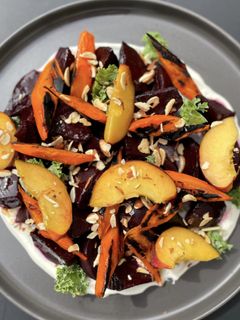 Una foto de Ensalada de duraznos asados y queso azul