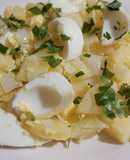 Ensalada de papas, huevos y cebolla blanca