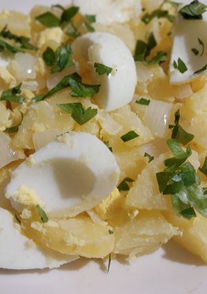 Una foto de Ensalada de papas, huevos y cebolla blanca
