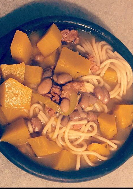Una foto de Porotos con riendas