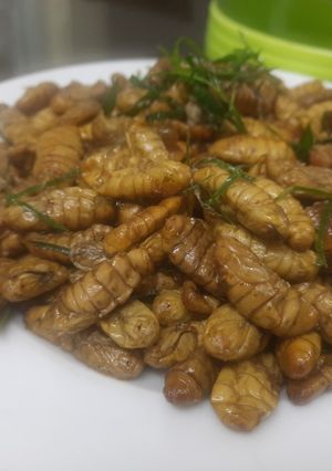 Hình của món Nhộng tằm rang lá chanh.