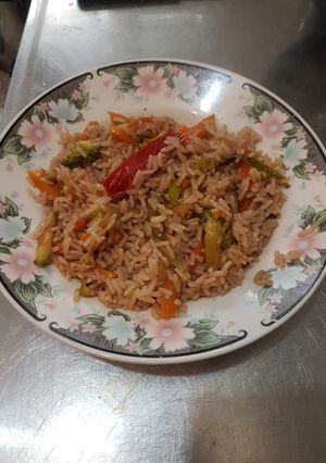 Una foto de Verduras con arroz salteadas en soja y vino tinto