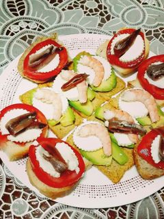 Una foto de Tostas de aguacate y tomate