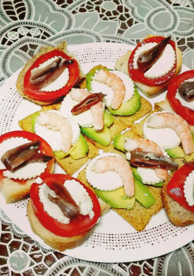 Una foto de Tostas de aguacate y tomate