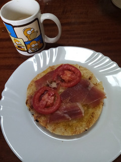 Una foto de Mollete caliente con serrano y tomate