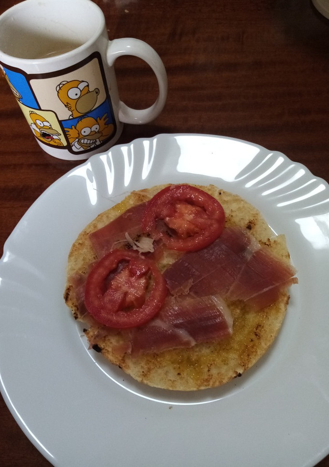 Una foto de Mollete caliente con serrano y tomate