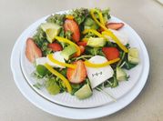 Una foto de ensalada de berros y lechuga