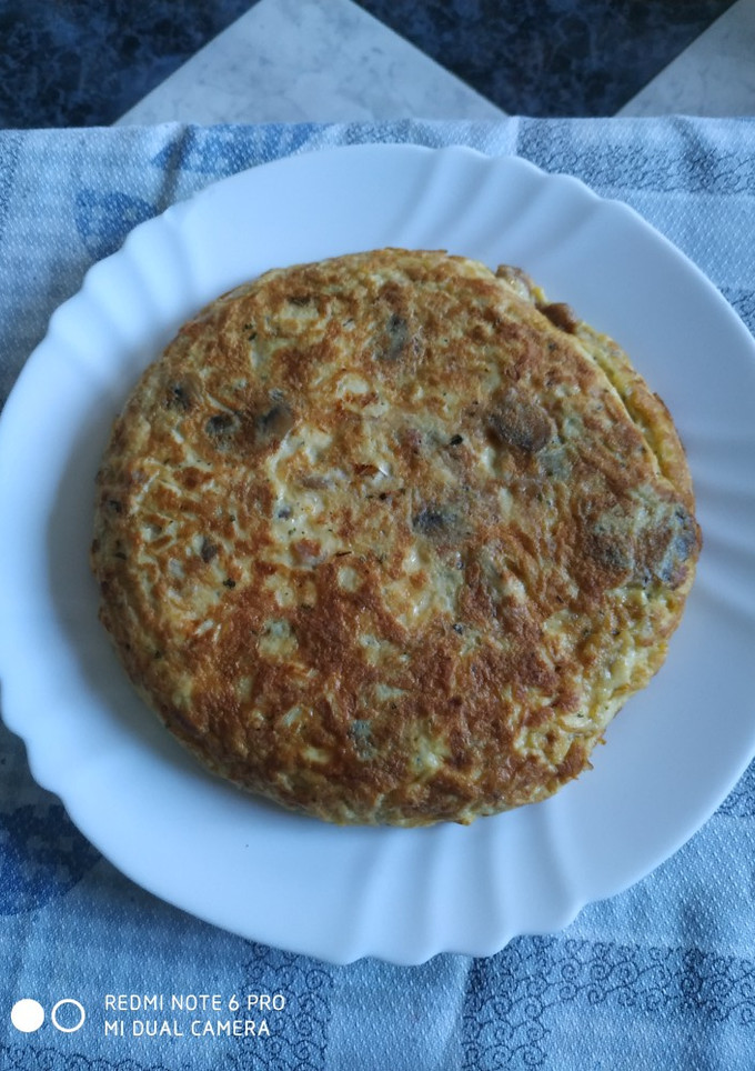 Una foto de Tortilla de champiñones y carne picada