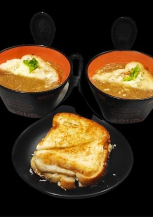 A picture of Veg french onion soup.