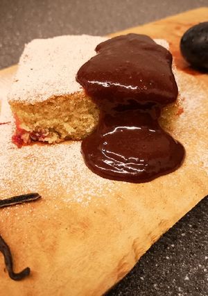 Szilvás mámor-piskóta rozmaringos-szilvaszósszal recept fotója