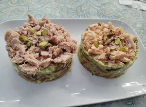 Foto principal de Doble tartar de ensalada de aguacate con salmón o atún al natural