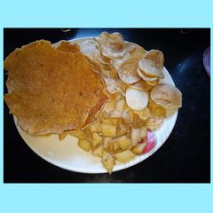 A picture of Aloo papad &chips.