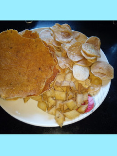 A picture of Aloo papad &chips.