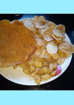 A picture of Aloo papad &chips.