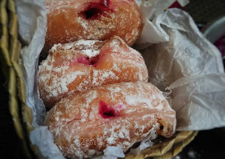 Bagaimana Menyiapkan Donat Buah Naga dengan Isi Selai Buah Naga (Homemade Dragon Fruit Jam Filled Sugar Doughnuts) Anti Gagal