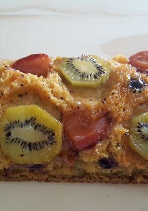 Una foto de Budín húmedo de kiwi y frutillas invertido