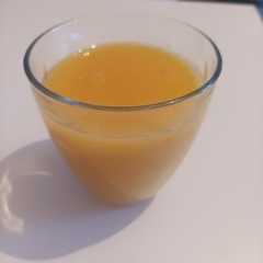Una foto de Zumo de naranja, caqui y manzana 🍊🥭🍎