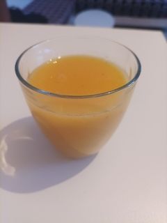 Una foto de Zumo de naranja, caqui y manzana 🍊🥭🍎