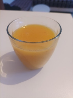 Una foto de Zumo de naranja, caqui y manzana 🍊🥭🍎