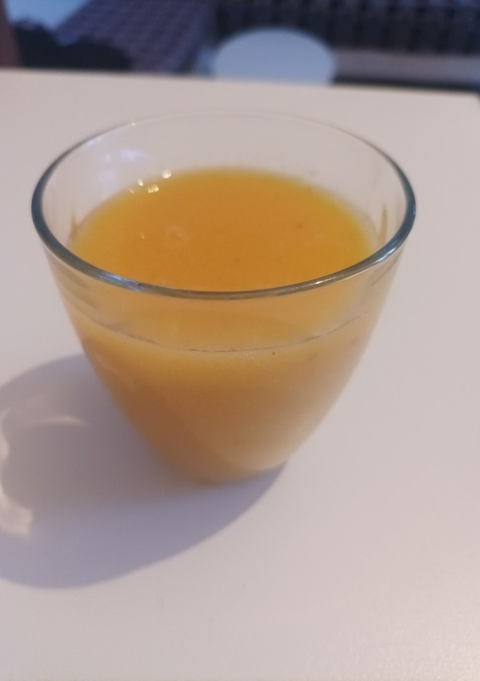 Una foto de Zumo de naranja, caqui y manzana 🍊🥭🍎