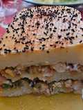 Pastel de patatas relleno de gambas con cobertura de bechamel de gambas