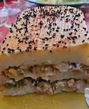Pastel de patatas relleno de gambas con cobertura de bechamel de gambas