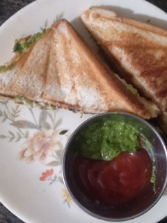 ઇઝી ચીઝી સેન્ડવીચ (Easy Cheesy Sandwich Recipe In Gujarati) રેસીપી મુખ્ય ફોટો
