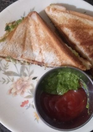 ઇઝી ચીઝી સેન્ડવીચ (Easy Cheesy Sandwich Recipe In Gujarati) રેસીપી મુખ્ય ફોટો