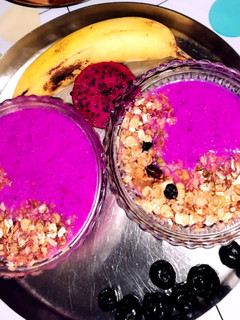 ડ્રેગન ફ્રુટ સ્મૂધી બોઉલ (dragon fruit smoothie bowl recipe in Gujarati) રેસીપી મુખ્ય ફોટો