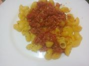Una foto de fusilli con salchicha