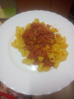 Una foto de Pasta corta con boloñesa de salchicha para estudiantes