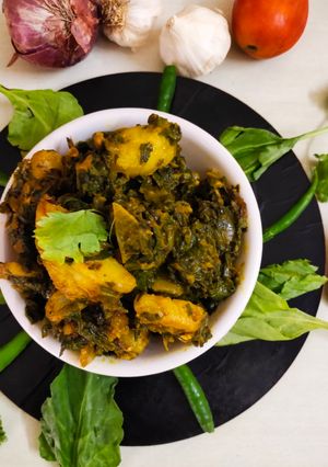 लहसुनिया आलू पालक(lahsuniya aloo palak recipe in hindi) रेसिपी मुख्य फोटो