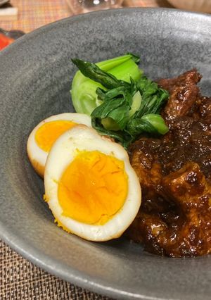 Hình của món Thịt heo kho kiểu Đài Loan với trứng lòng đào (Taiwan style braised pork with boiled eggs).